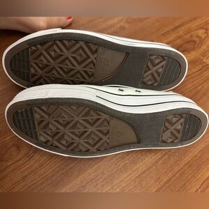 White plate Converse size 10